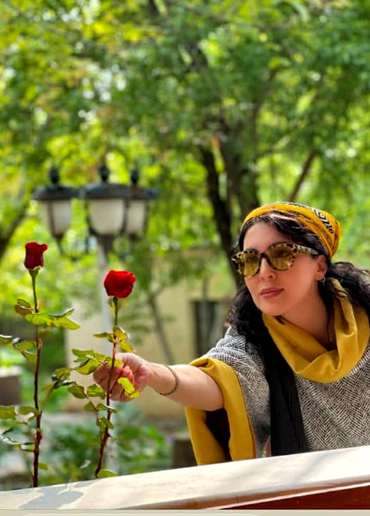 تصاویر فاجعه بار لیلا بلوکات پای برج ایفل پاریس| عکس های عجیب لیلا بلوکات در فرانسه همه را شوکه کرد