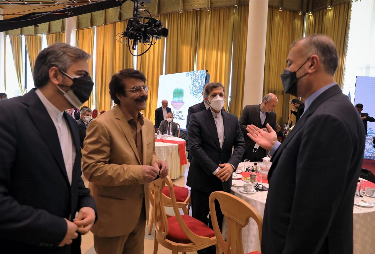 امیر عبداللهیان با خواننده معروف قدیمی دیدار کرد+ عکس