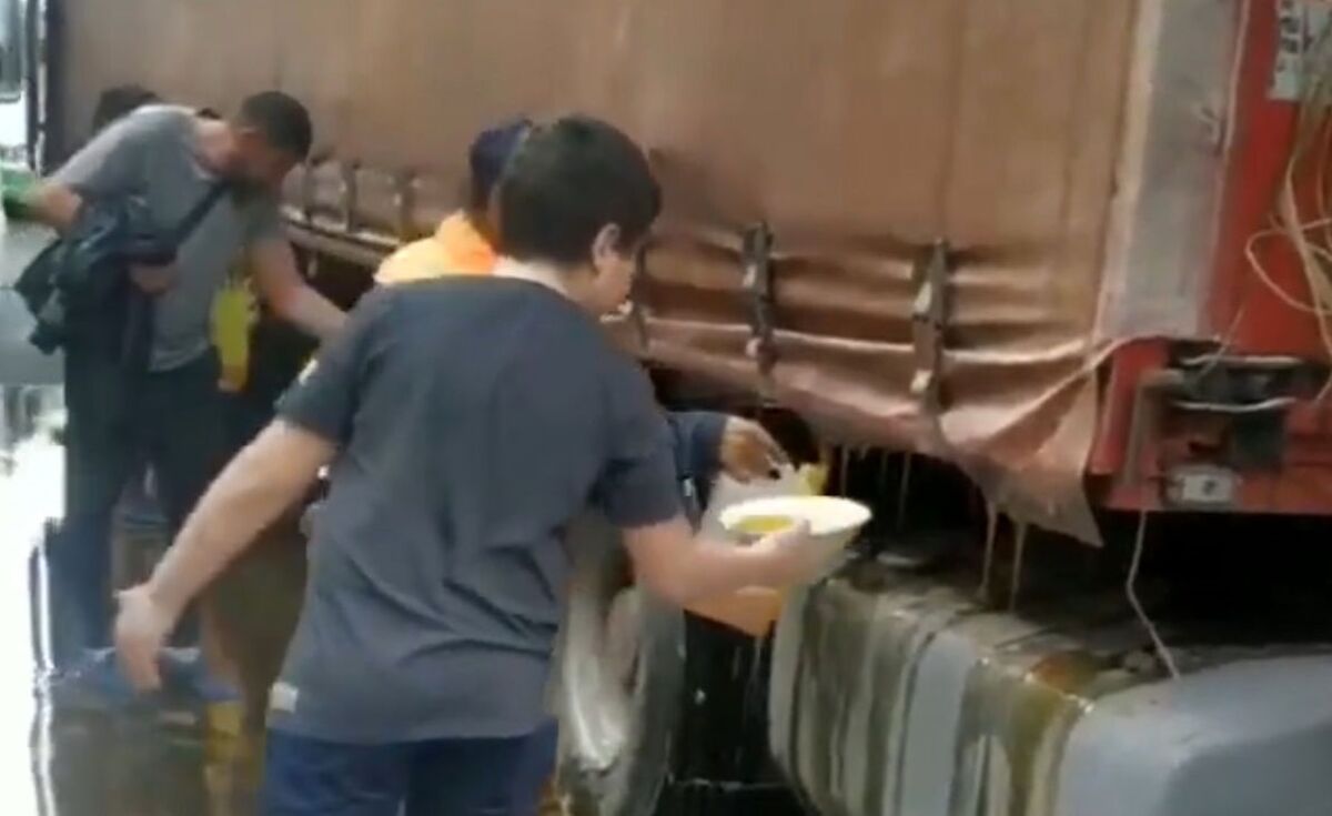 ویدئو واکنش عجیب مردم به تصادف تریلی حامل عسل!