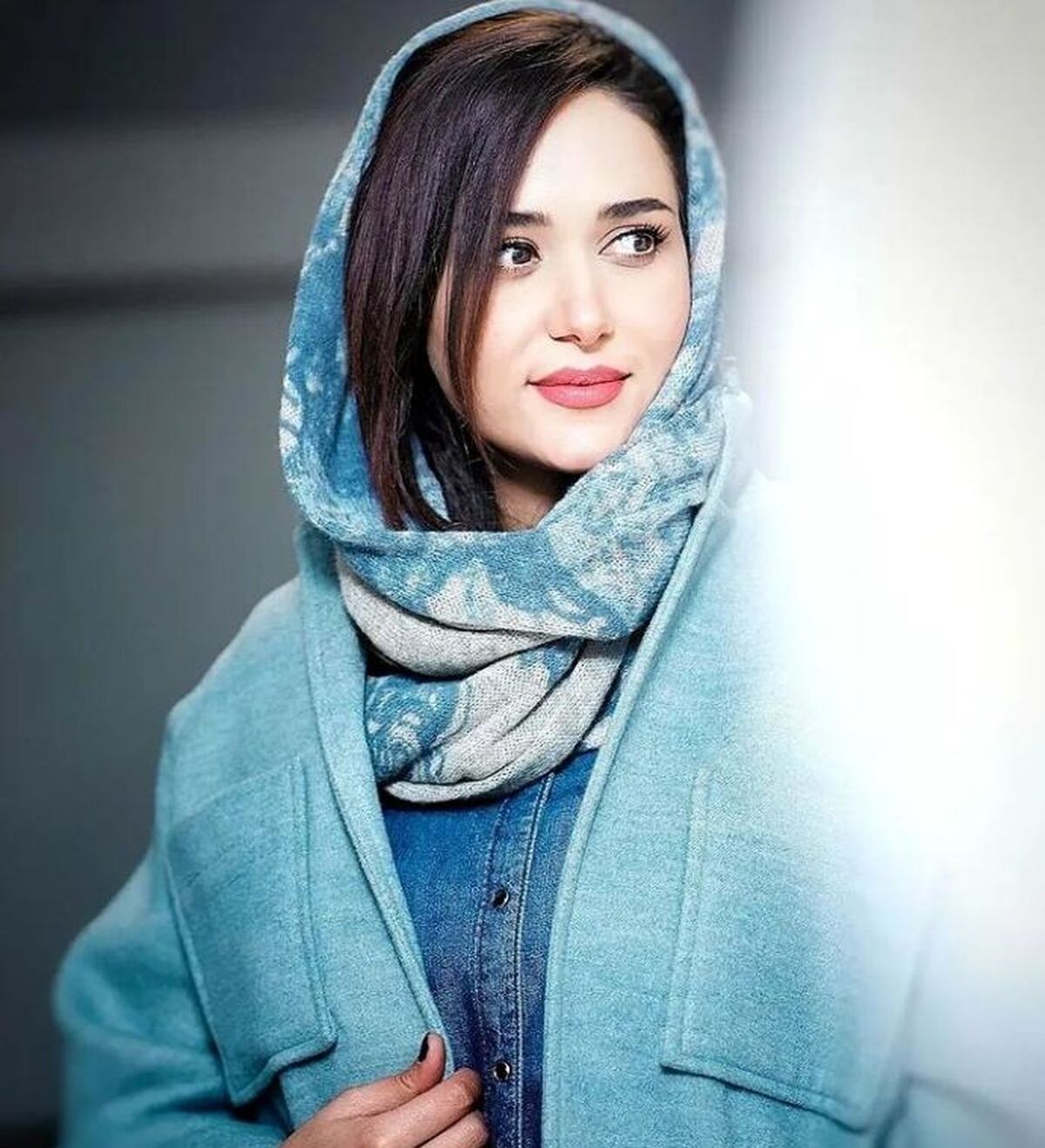 عکس خانگی پریناز ایزدیار در حال حیوان بازی عجیب| مهمان زیبای ناخوانده پریناز ایزدیار + عکس