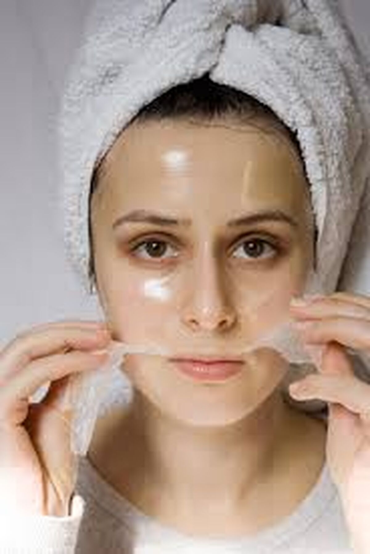 با یک ماسک صورت ساده  پوست خود را مرطوب کنید