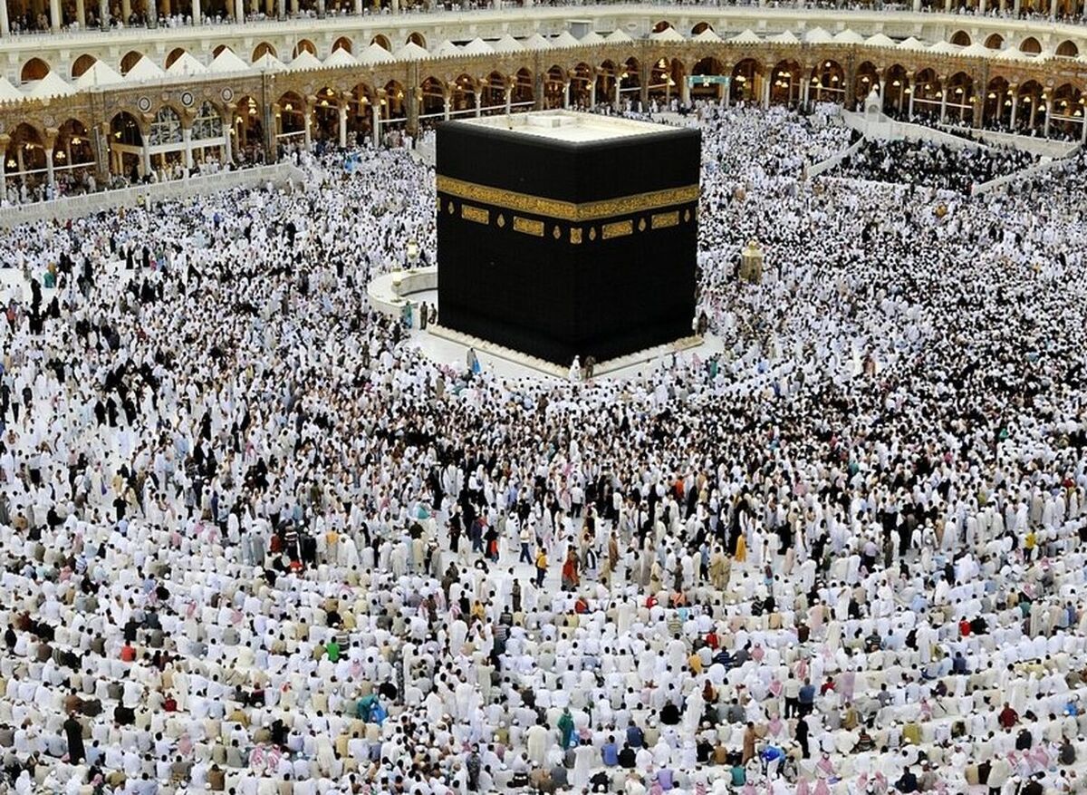 نصف کعبه زیر آب رفت ! + عکس  شنای زائران 