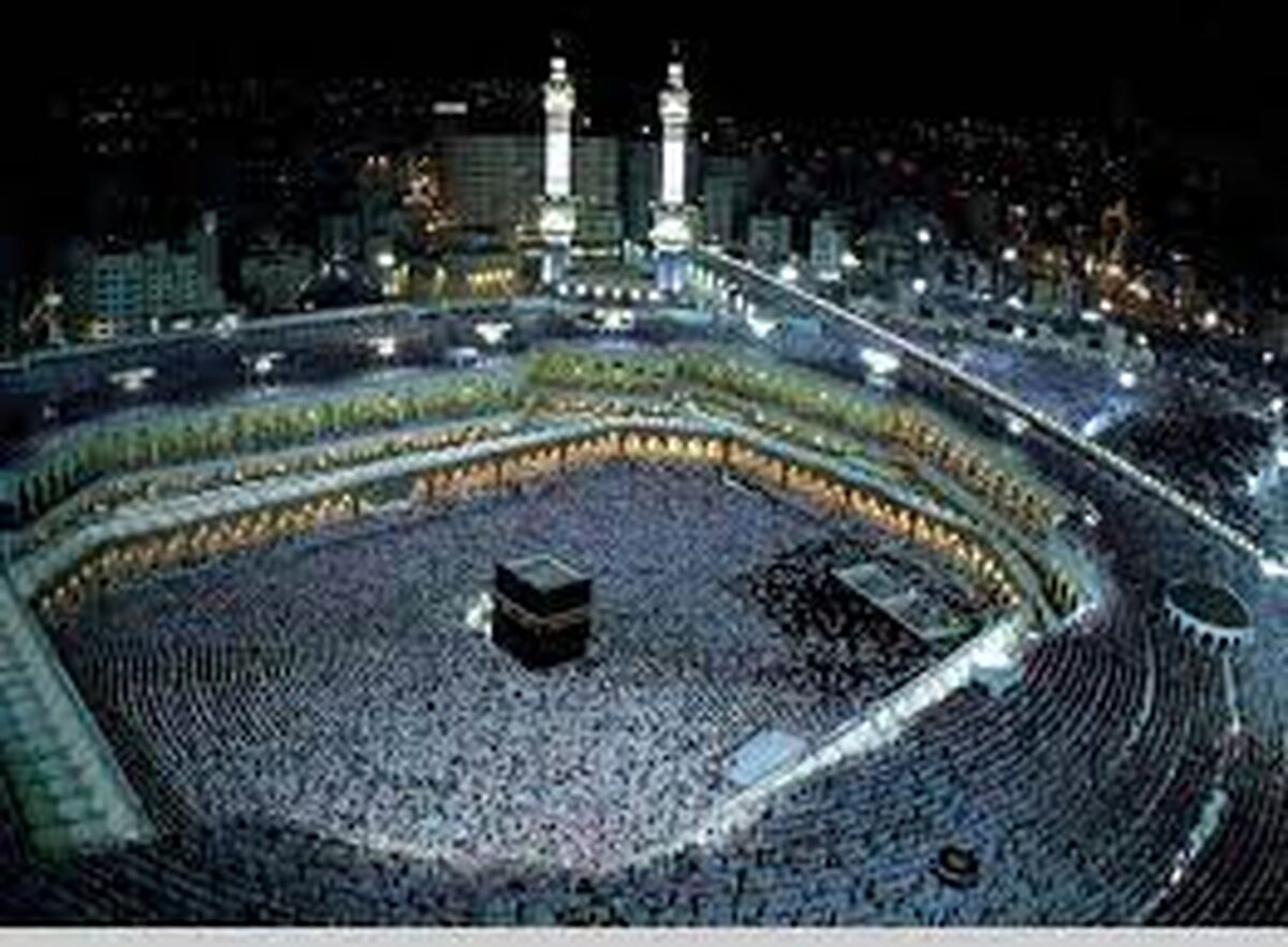  اقامه نماز در اولین روز از ماه مبارک رمضان در خانه خدا + عکس 