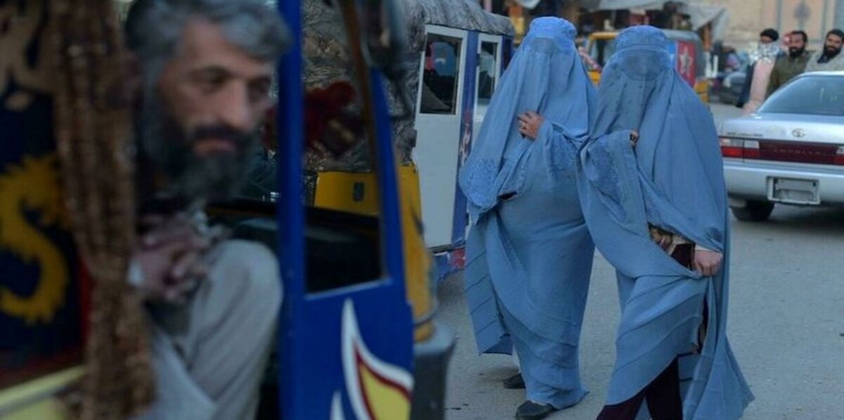 زنان شاغل افغان باید با پتو خود را بپوشانند