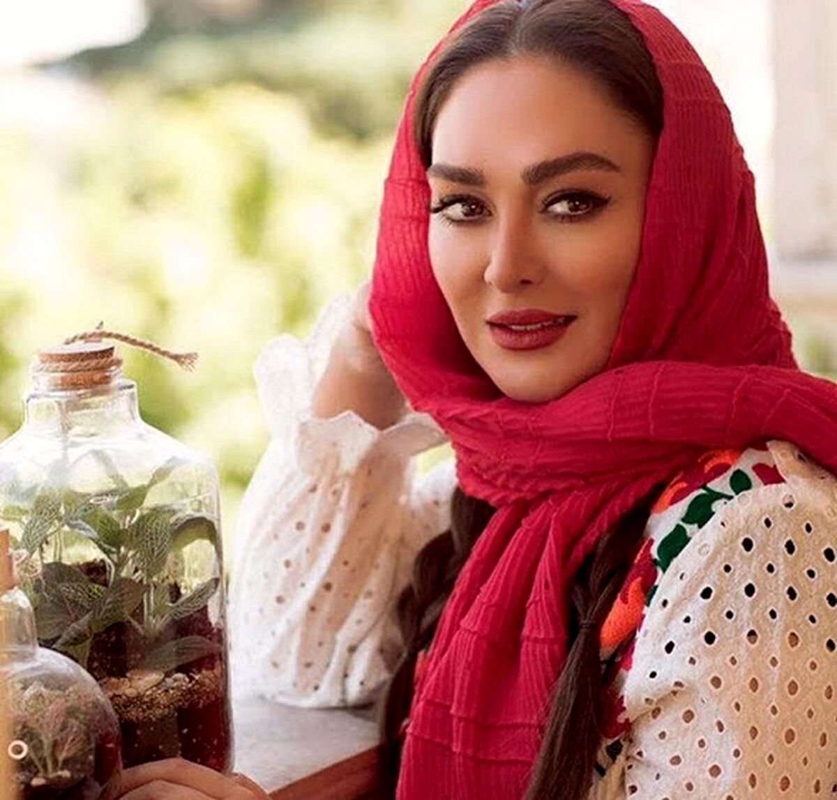 ساعت طلای الهام حمیدی با مانتوی قرمز جیغ 