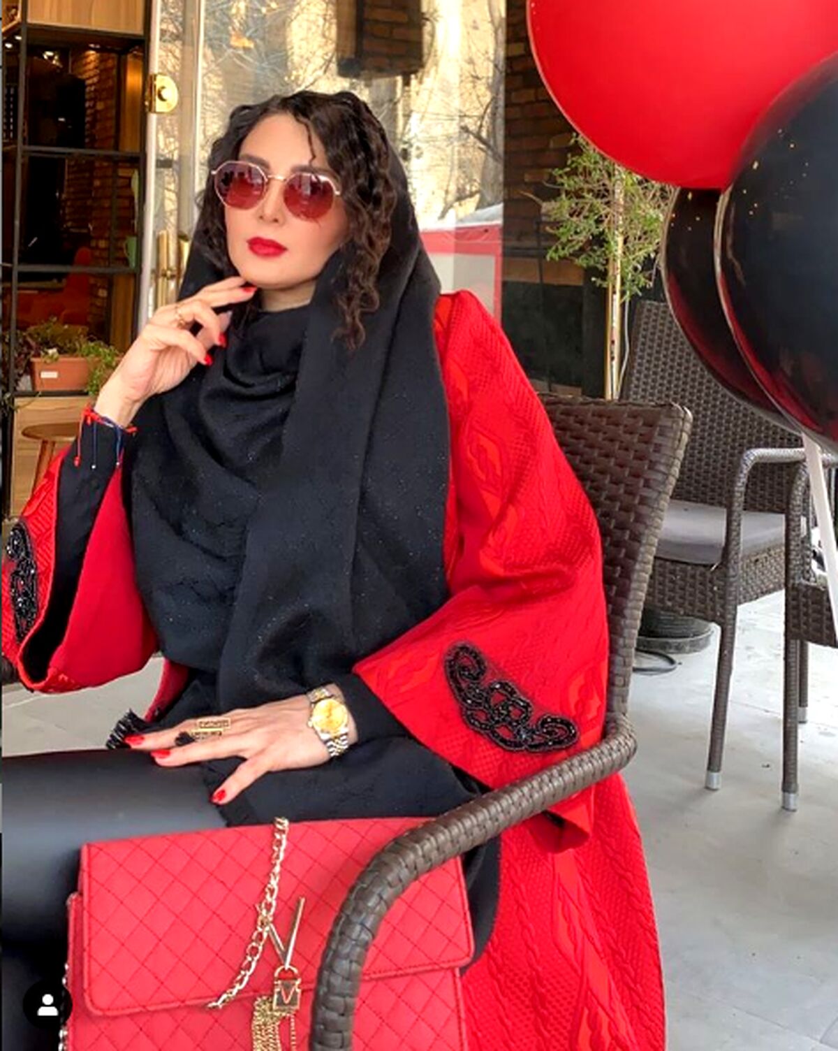 سگ گردانی عجیب لیلا بلوکات در ساحل دریا| لیلا بلوکات با مانتوی وتیپ متفاوت لب ساحل