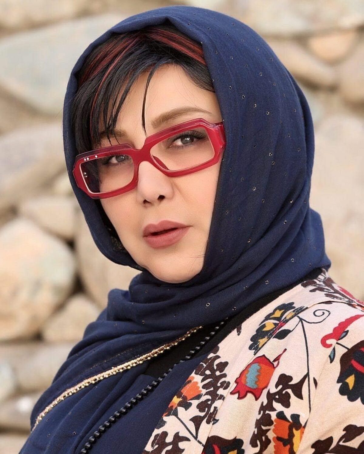 لباس بسیار عجیب بهنوش بختیاری در ساحل 