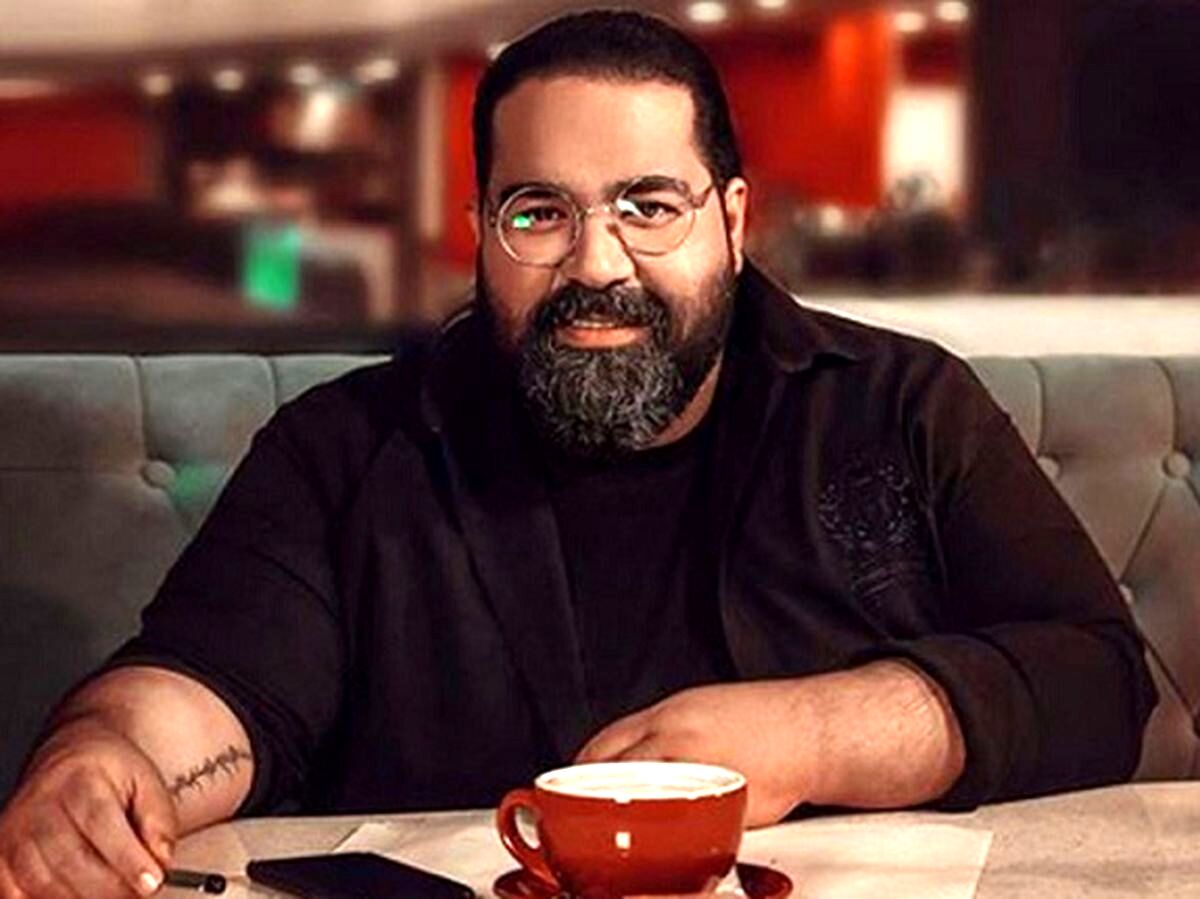 عکس صمیمی رضا صادقی با تیارا و ویانا 