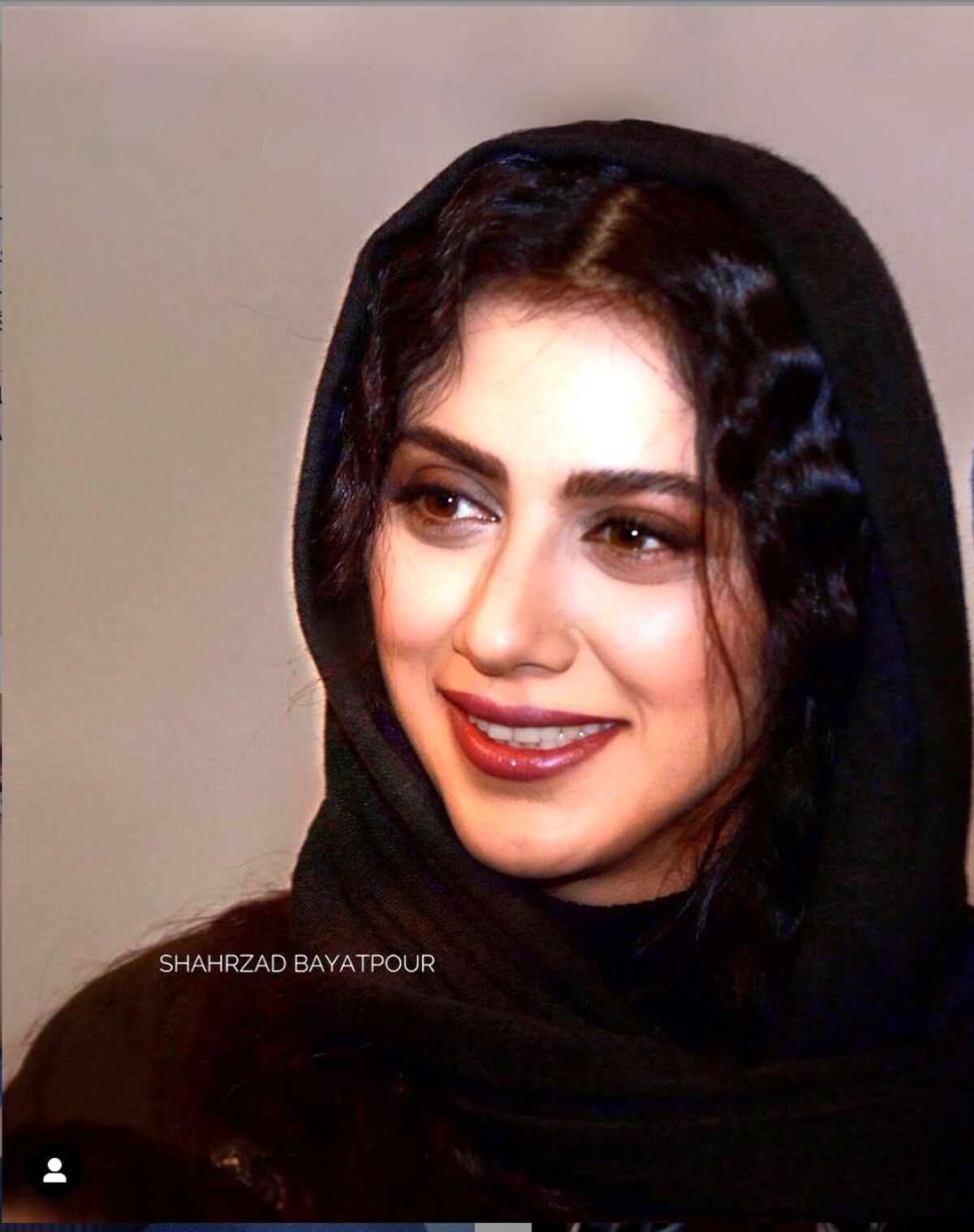  مونا فرجاد با پالتو و کلاه روسی در مجارستان