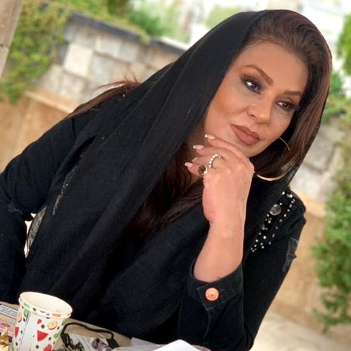 حرکت عجیب نسرین مقانلو با سارا خوئینی ها در مراسم افطاری  