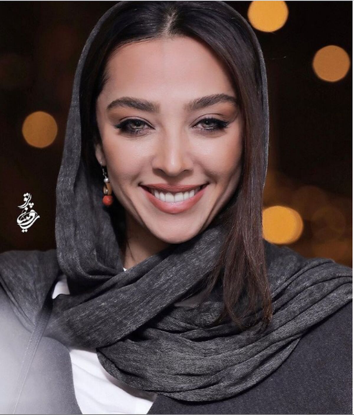 ژست راحت آناهیتا درگاهی با لباس آزاد