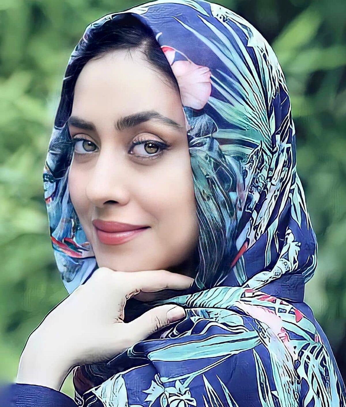 ژست خاص بهاره کیان افشار با عینک دهه شصتی