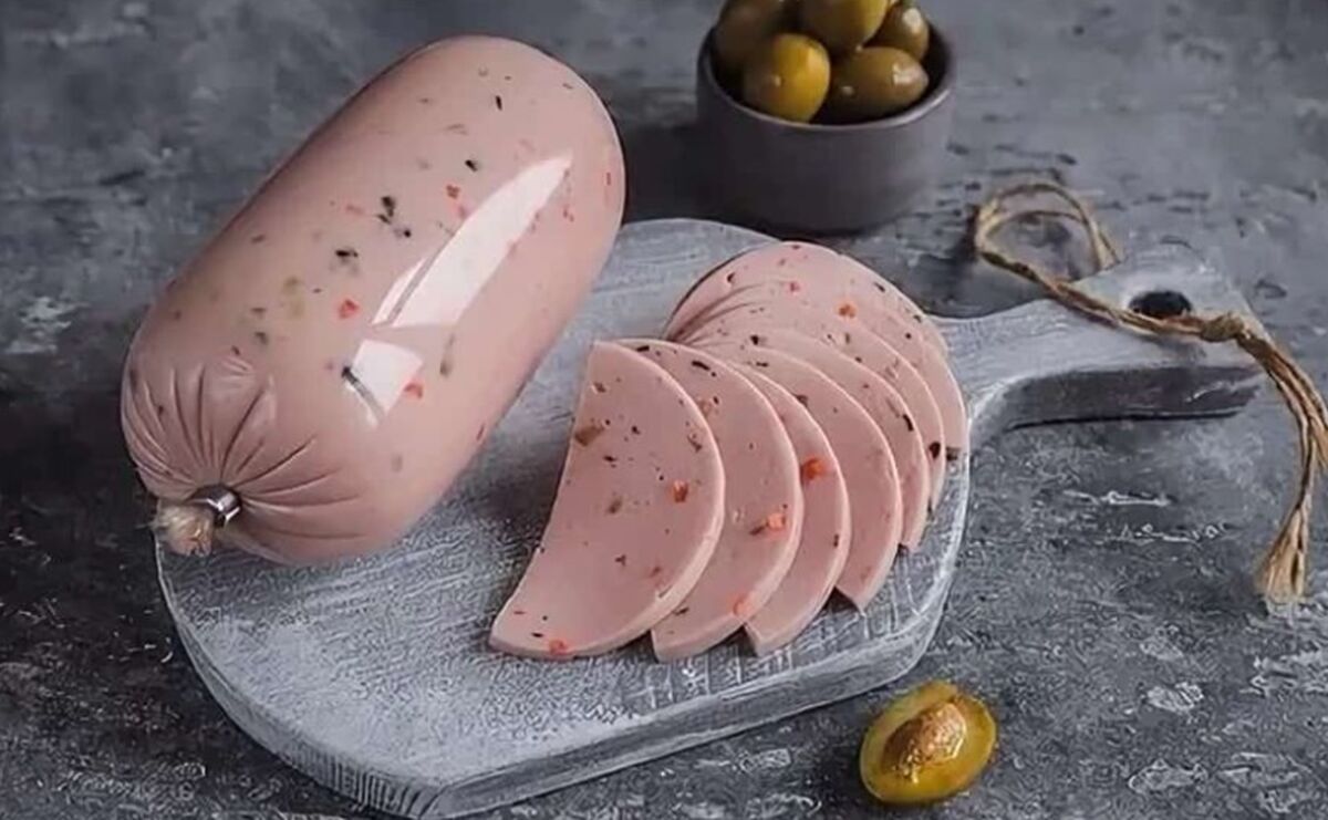 خوشمزه‌ترین کالباس خانگی را به این روش درست کنید + مواد لازم