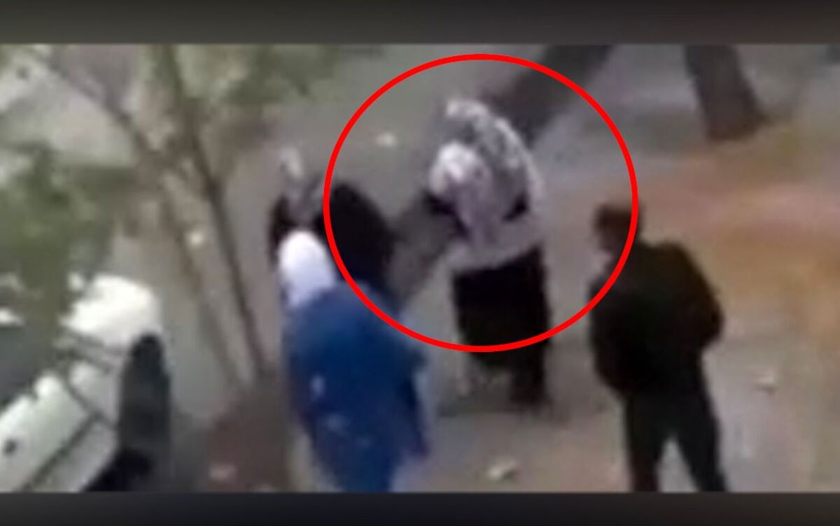 لحظه وحشتناک سقوط زن کرمانشاهی داخل گودال فرونشست زمین+ فیلم