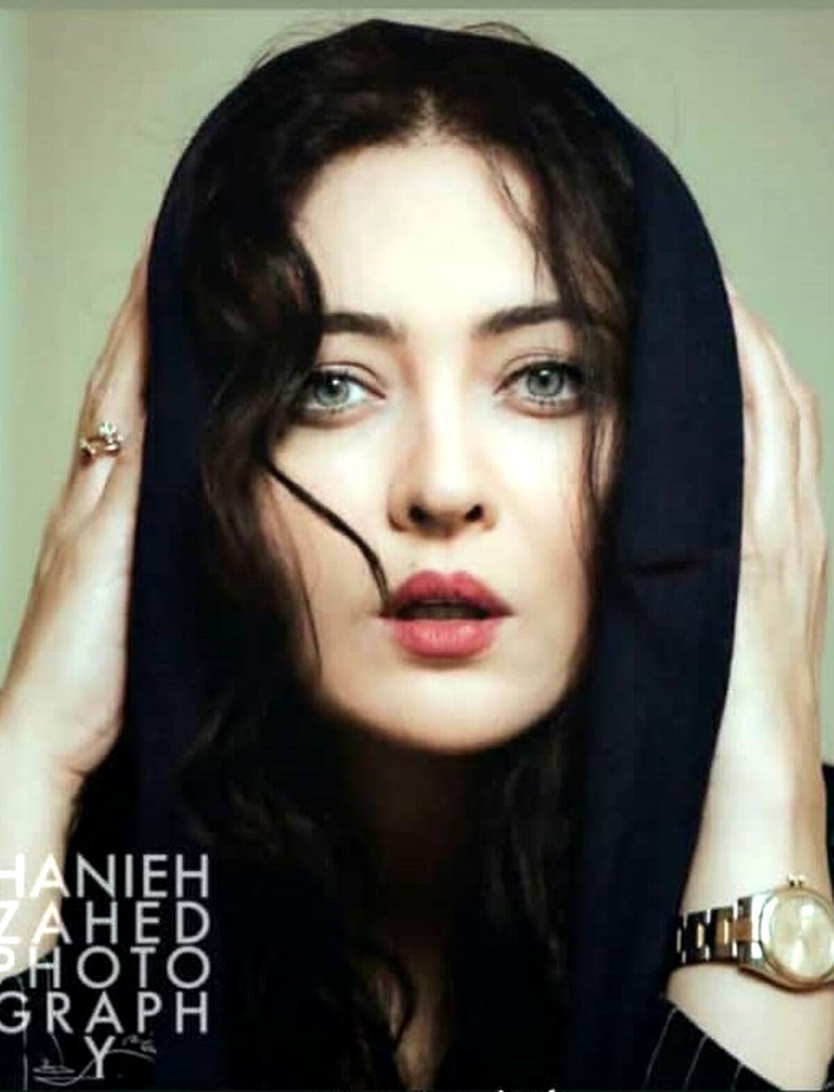 احساساتی شدن نیکی کریمی بعد از دریافت جایزه بهترین کارگدانی+ ویدئو 