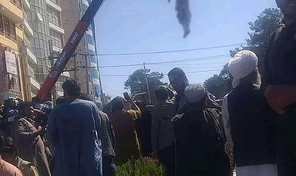 آویزان کردن 4 متهم به آدم ربایی در میدان شهر توسط طالبان