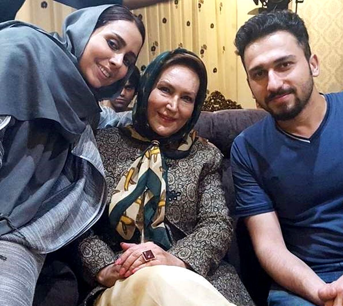 مهوش صبر کن در کنار محمود پاک نیت و پسرش مسعود 