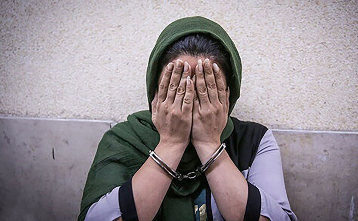 تصاویر لحظه سرقت دو دختر از مغازه ساعت فروشی در تبریز+ویدئو