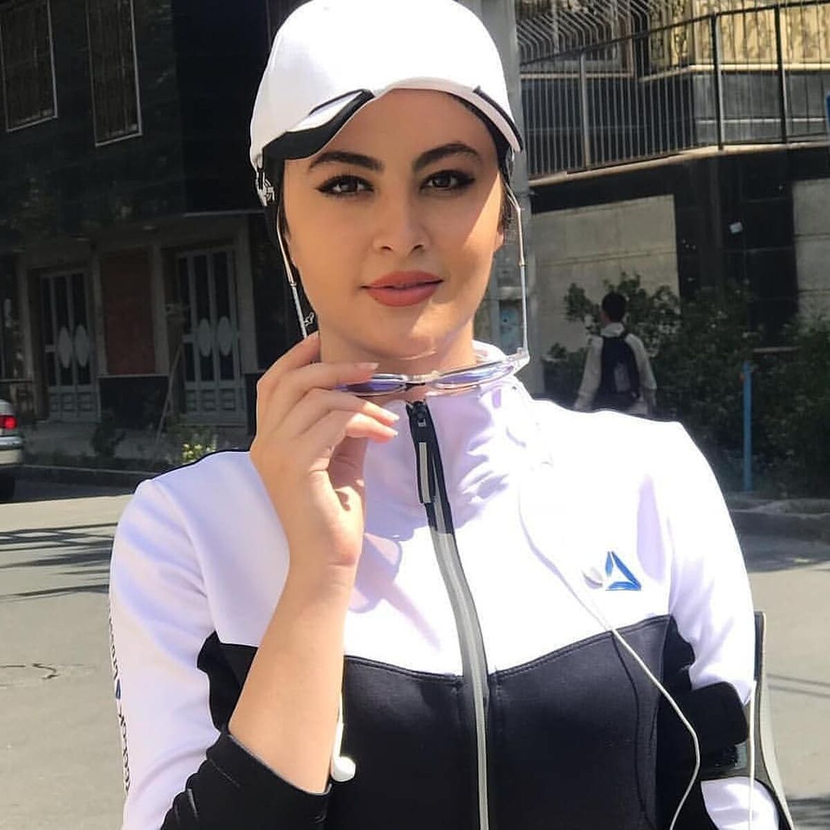 مار بازی خطرناک مریم مومن در خیابان همه را شوکه کرد| فیلم بازی وحشتناک مریم مومن با مار ترسناک