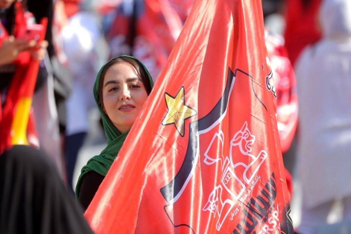 عکسی از نمازخواندن تماشاگر زن بازی پرسپولیس و نفت آبادان