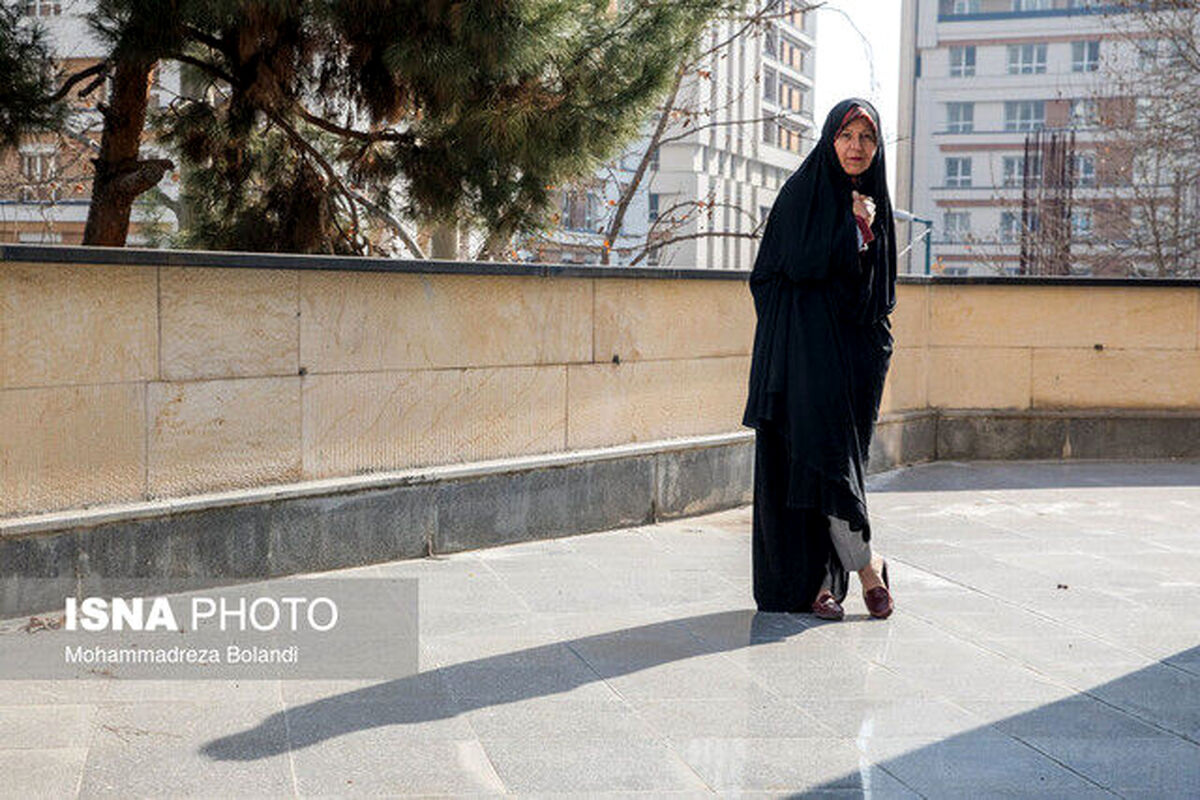 عکس همسر و دختر آیت الله هاشمی مقابل بازداشتگاه اوین