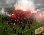 هجوم وحشیانه هواداران به زمین فوتبال+ ویدئو